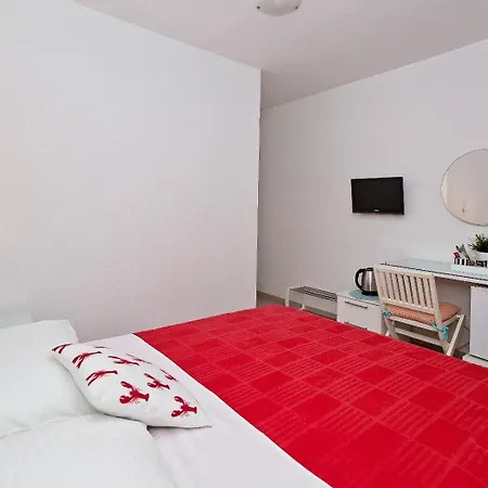 ルームズ カルペ ディエム アパート *